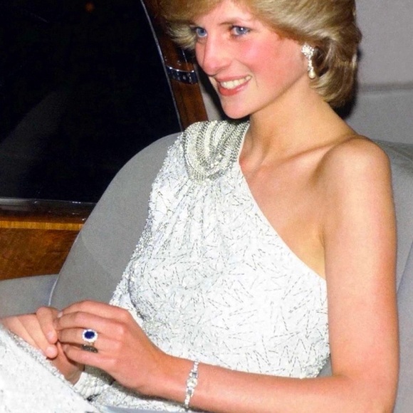 Princess Diana Inspired Blue Oval Sapphire &‎ Crystal Costume Jewelry Ring 8 - Picture 4 of 11